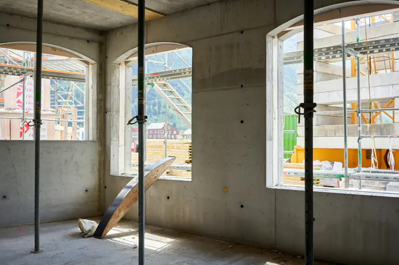 Baustelle im Innenausbau mit großen Fenstern