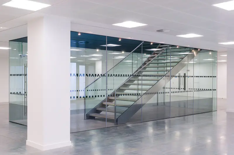 Modernes Büro mit Glaswänden und Treppe