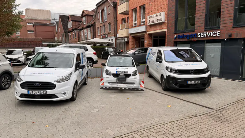 Firmenfahrzeuge von Reingart Service vor dem Firmensitz in Buxtehude
