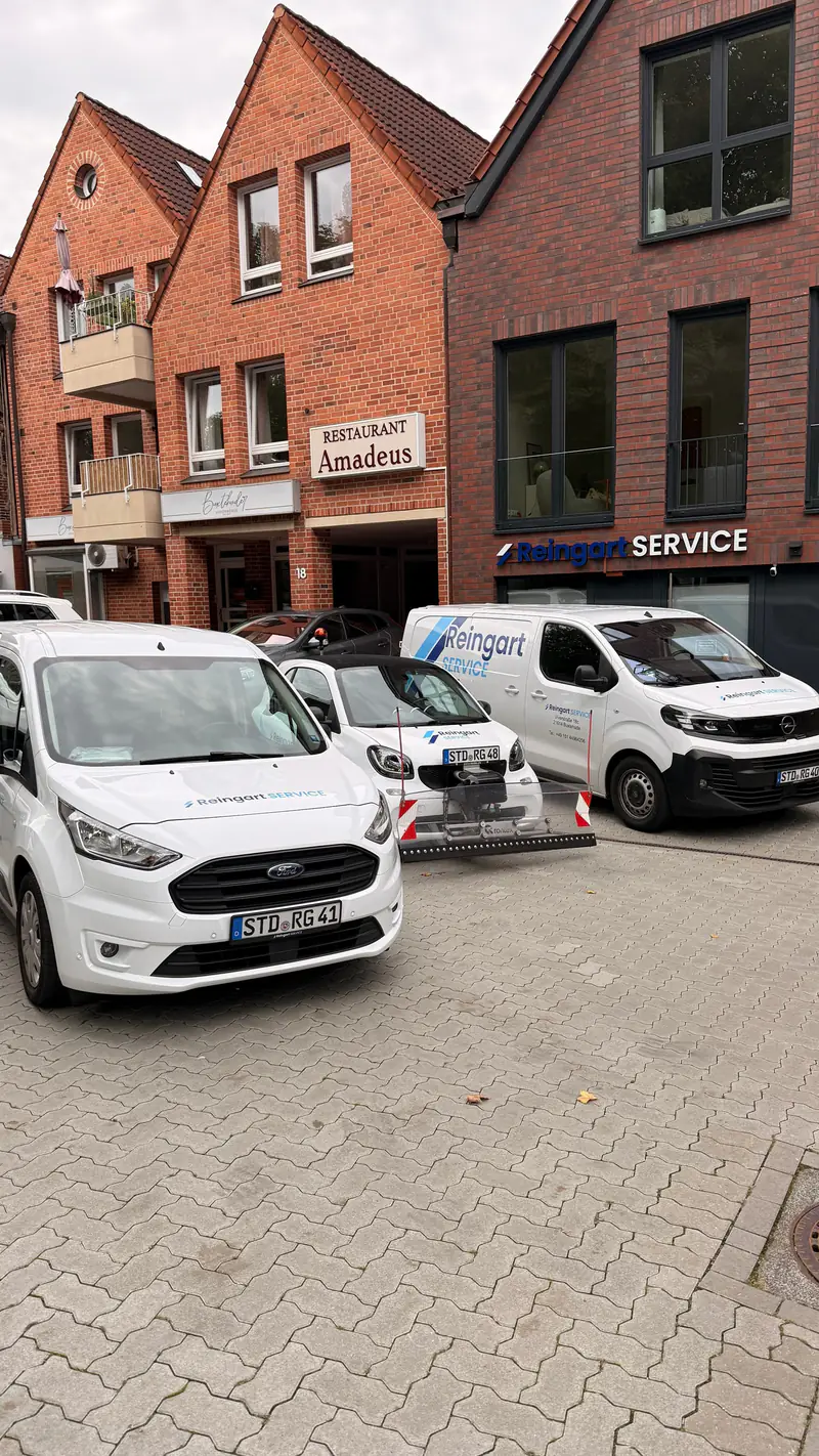 Firmenfahrzeuge von Reingart Service vor dem Büro in Buxtehude