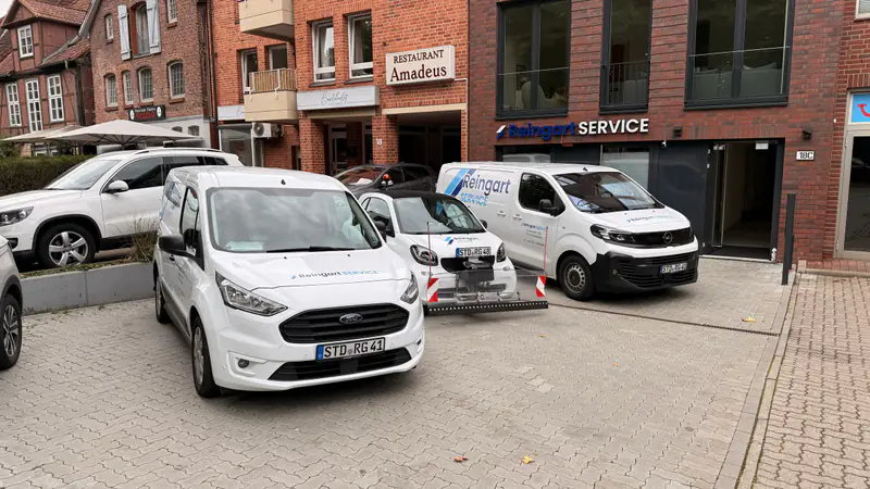 Firmenfahrzeuge von Reingart Service vor dem Firmensitz in Buxtehude