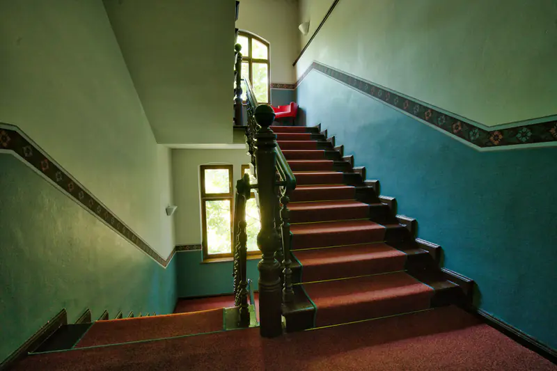 Gepflegtes Treppenhaus in einem Wohngebäude